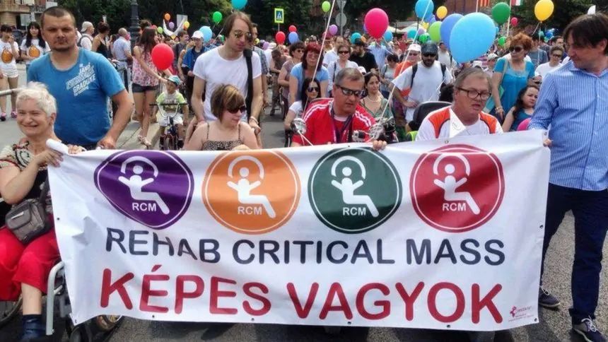 A teljesség politikája: fogyatékosdiskurzusok és a normalitás ideológiái a mai Magyarországon (2013)